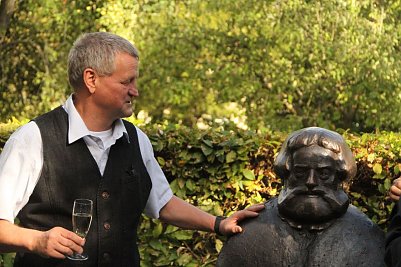 K&uuml;nstler Peter Gen&szlig;ler mit "seinem" Meyenburg (Foto: Angelo Glashagel)