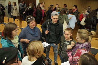 Spuren hinterlassen - vom Campus aus ging es f&uuml;r rund 100 Studierende heute hinaus, die Region und ihre Verein kennen lernen (Foto: Angelo Glashagel)