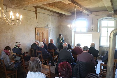 Isabel Reuter vom Geopark erl&auml;uterte die einzelnen Wegmarken (Foto: Angelo Glashagel)