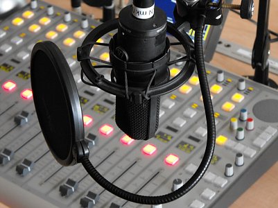 Einer der neuen Programmbausteine f&uuml;r Schulklassen: Radiowerkstatt beim B&uuml;rgerradio ENNO (Foto: Carmen Witzel)