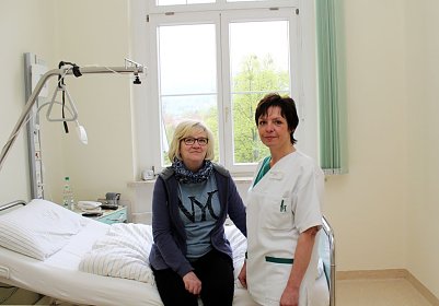 Elke Hebestreit (li.) aus Obergebra war eine der ersten Patientinnen, die von Stationsschwester Ute Kluge (re.) in ihr neues Patientenzimmer gebracht wurde. (Foto: Helios Klinik Bleicherode)