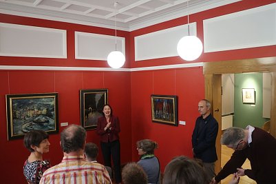 Susanne Hinsching f&uuml;hrte zum Geburtstag durch die aktuelle Ausstellung (Foto: Angelo Glashagel)