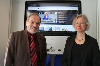 Dr. Harald Gr&uuml;ning und Katja Reissner stehen im Info-Mobil des Bundestages Rede und Antwort (Foto: Angelo Glashagel)