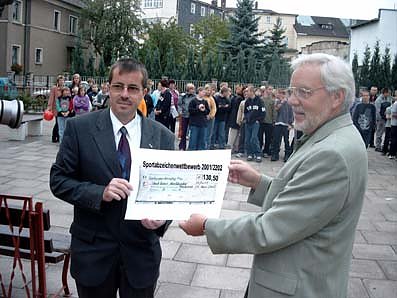 &Uuml;bergabe (Foto: nnz)