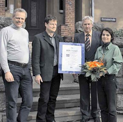 Urkunde erhalten (Foto: arco)