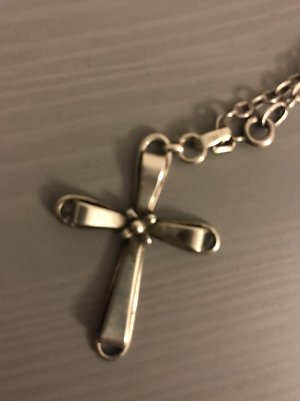 Silberkette mit Kreuz (Foto: )