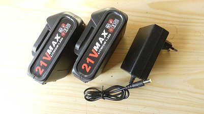 2 Stck. Akku mit Ladeger&auml;t (Foto: )