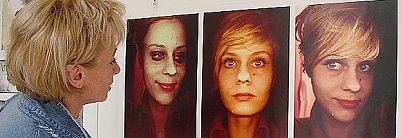 Eindrucksvolle Fotos im Rathaus-Foyer (Foto: nnz)