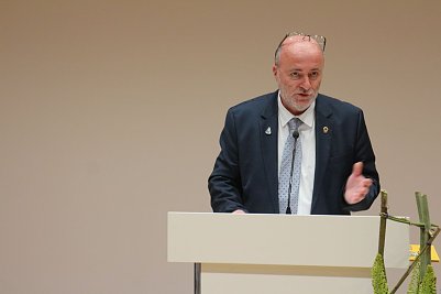 District Governor Oliver Koch gratulierte den Nordh&auml;user L&ouml;wen zum 25. Jubil&auml;um (Foto: Angelo Glashagel)