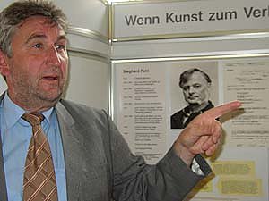 Stacheldraht im Foyer  (Foto: nnz)