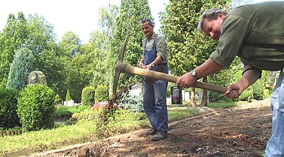 Werkeln auf Friedhof (Foto: nnz)