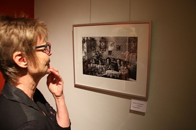 Kuratorin Christiane Meinhardt vor ihrem Lieblingsbild (Foto: Angelo Glashagel)