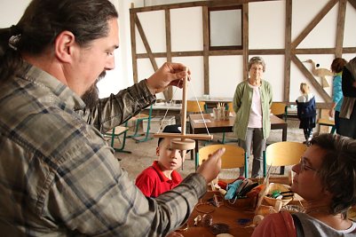 Arch&auml;ologe Markus Wehner erkl&auml;rt wie der Steinzeit-Bohrer funktioniert (Foto: Angelo Glashagel)