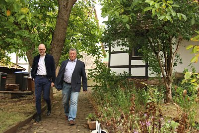 Steffen Gr&auml;fe und B&uuml;rgermeister Andreas Liesegang  (Foto: Angelo Glashagel)