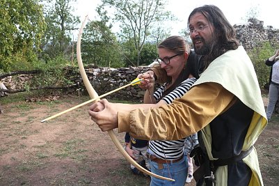 Bogenschie&szlig;en, M&auml;rchenstunde, Hufeisenwurf - auch zum Denkmalstag fand mancher Besucher den Weg auf die Burg (Foto: Angelo Glashagel)