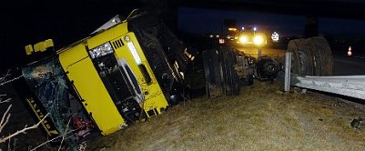 LKW landete im Graben (Foto: nnz)