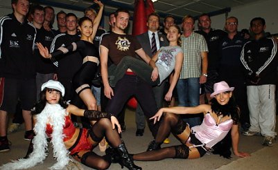 Harte F&auml;uste und hei&szlig;e M&auml;dchen (Foto: nnz)