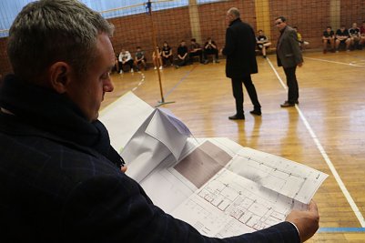 Gunnar Reuter erl&auml;utert die Sanierungspl&auml;ne (Foto: Angelo Glashagel)