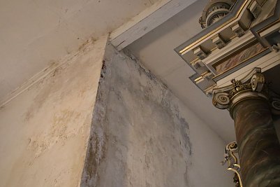 Im Inneren der Kirche finden sich viele solcher maroden Stellen und mancher Riss (Foto: Angelo Glashagel)