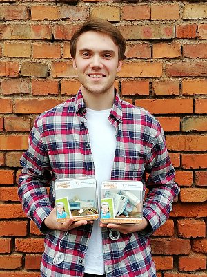 Schulsch&uuml;lersprecher Hannes Herboth mit den durch den Geb&auml;ck- und Kuchenbasar gef&uuml;llten Sammelboxen. (Foto: Heike Roeder)