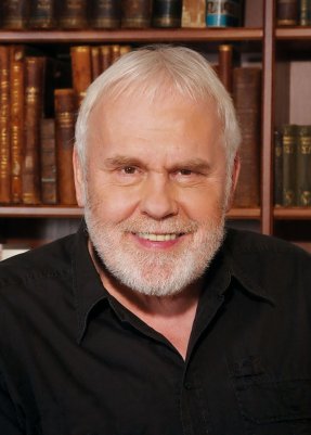 Gunter Emmerlich wird bei seiner Lesung von der Orgel begleitet (Foto: Agentur Grebler)