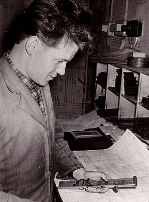 Klaus Romer als Schriftsetzer-Lehrling. Ein Leben lang blieb er dem Betrieb verbunden, erlebte H&ouml;hen und Tiefen. (Foto: privat)