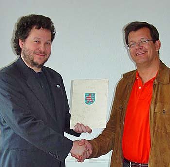 Urkunde &uuml;bergeben (Foto: nnz)