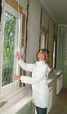 Raumausstaterin nimmt Ma&szlig; (Foto: Lift)