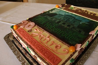 Zum runden Doppelgeburtstag gab es auch eine Torte aber die war nat&uuml;rlich nicht das einzige Geb&auml;ck an diesem Tag (Foto: F&ouml;rderverein Park Hohenrode)