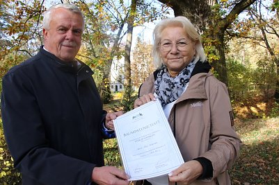 Dankesch&ouml;n f&uuml;r einen alten Freund des Parks; Olaf Salomon und Hannelore Haase (Foto: F&ouml;rderverein Park Hohenrode)