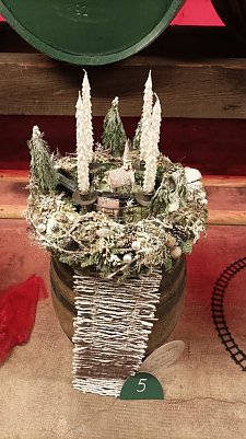 So sieht der Gewinnerkranz des diesj&auml;hrigen Wettbewerbs in der Traditionsbrennerei aus.  (Foto: Thomas M&uuml;ller)