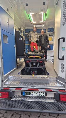 Vorstandsvorsitzende Uwe Kramer und Rettungsdienstleiter Tobias Homuth in einem der neuen Fahrzeuge.  (Foto: Ann-Kathrin Heinemann)
