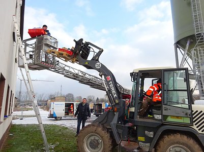 Das Wichtigste wird noch aus dem einsturzgef&auml;hrdeten Hauptgeb&auml;ude geholt  (Foto: J. Piper; nnz-Archiv)