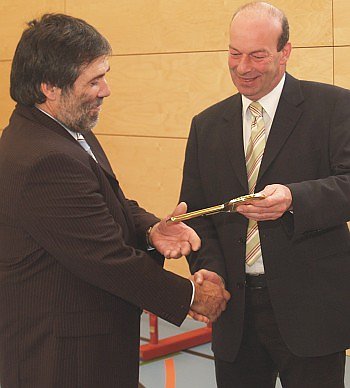 Neue Halle &uuml;bergeben (Foto: nnz)