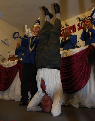 B&uuml;rgermeister steht Kopf (Foto: privat)