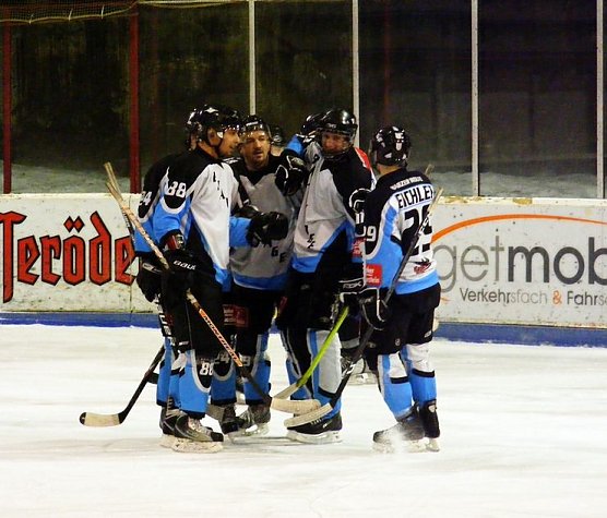 Torjubel gegen Bremen (Foto: R. Koch) Torjubel gegen Bremen (Foto: R. Koch)