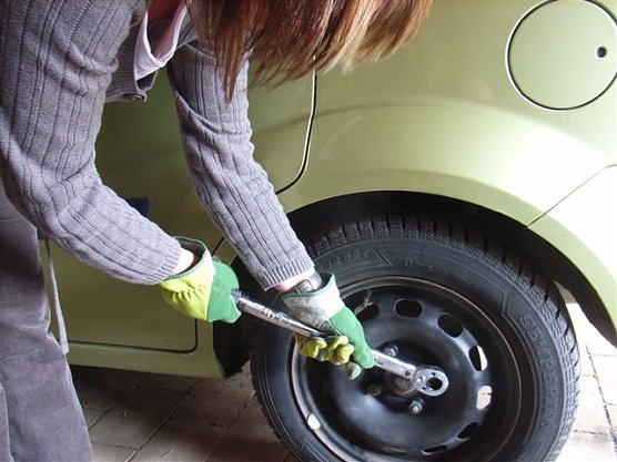 Reifenwechsel ist auch Frauensache (Foto: M. Daniel)