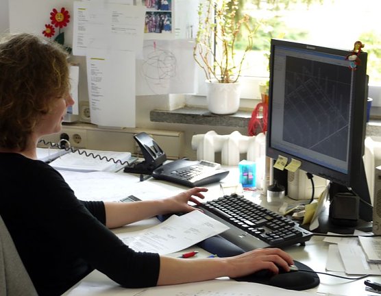 Moderner Arbeitsplatz (Foto: HABAU Heringen) Moderner Arbeitsplatz (Foto: HABAU Heringen)