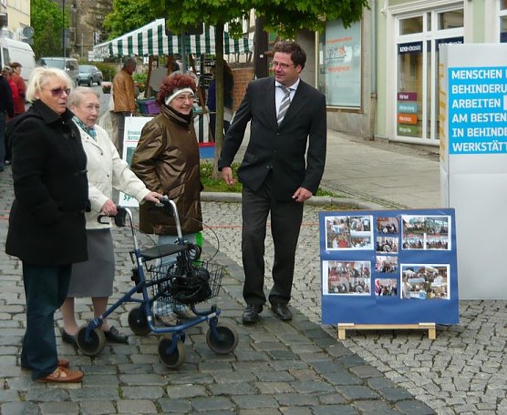 Besuch am Infostand (Foto: privat)