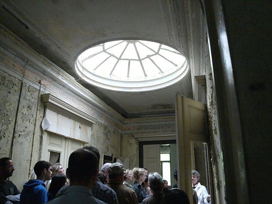 Frau Hartmann f&uuml;hrt durchs Haus (Foto: Angelo Glashagel)