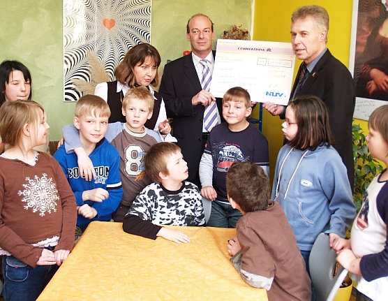 Scheck &uuml;bergeben (Foto: nnz)