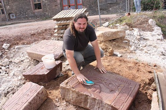 Grabplatten gefunden (Foto: I. Bergmann)