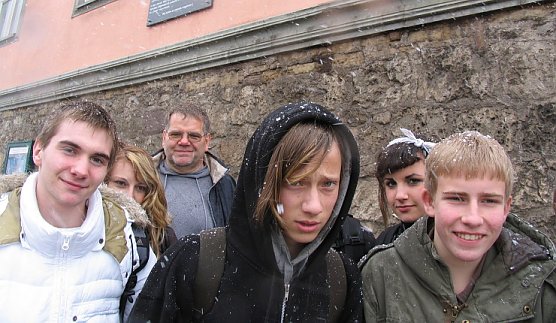 Sch&uuml;ler der Lessingschule, dahinter Reiner Schumann von den "Falken" (Foto: psv)