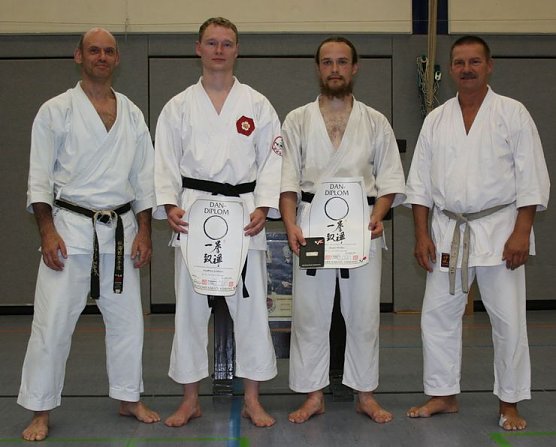 Schwarze Gürtel (Foto: S. Schröter) Schwarze Gürtel (Foto: S. Schröter)