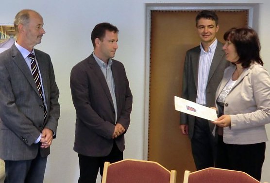 Übergeben (Foto: privat) Übergeben (Foto: privat)