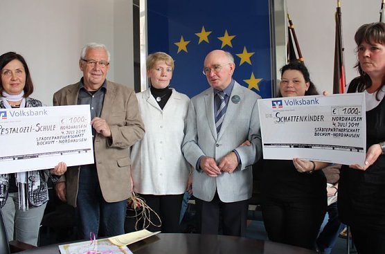 Spenden &uuml;bergeben (Foto: I. Bergmann)