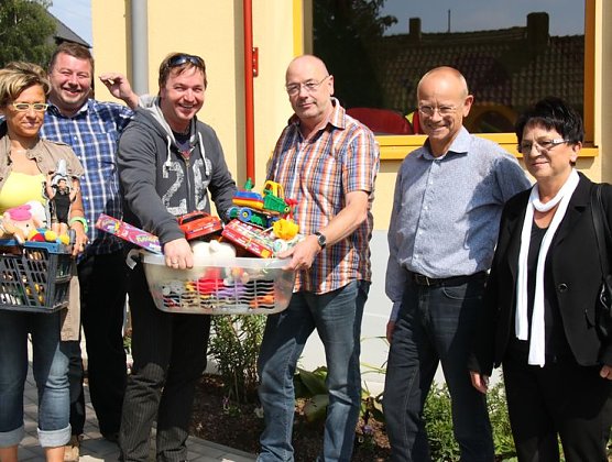Spielzeug &uuml;bergeben (Foto: J. Piper)