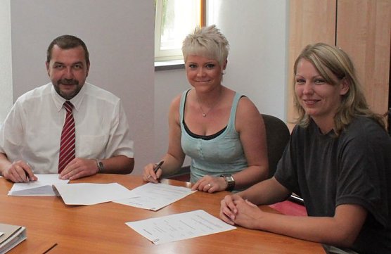 Arbeitsverträge unterschrieben (Foto: privat) Arbeitsverträge unterschrieben (Foto: privat)