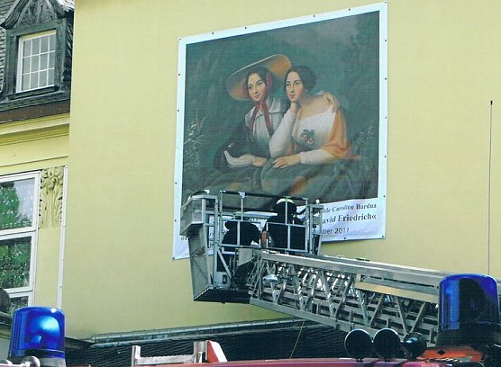 Wandbild wird aufgeh&auml;ngt (Foto: H. Kneffel)