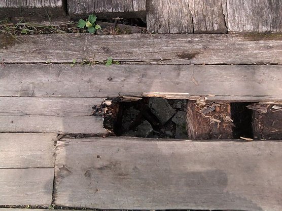 Belag wird ausgetauscht (Foto: privat) Belag wird ausgetauscht (Foto: privat)